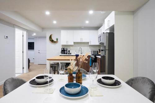 West Edmonton House | Cozy Suite near West Edmonton Mall with Full Kitchen, Office & Sofa Bed