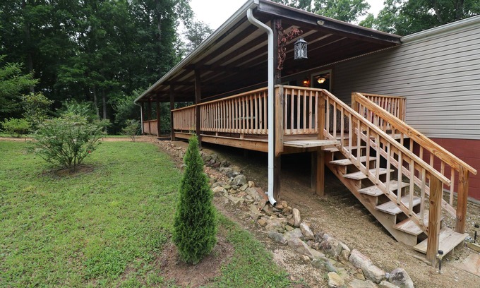 Crossville House | Cozy Tennessee Plateau home. Furnished outdoor living with 1G Wi-Fi