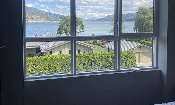 Central Okanagan House | Cozy Three Bedroom Townhouse with Lake Views