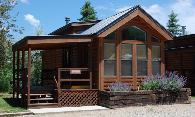 Almont Cabin | Cozy "Tiny Home" style Cabin Perfect for Couples and Families