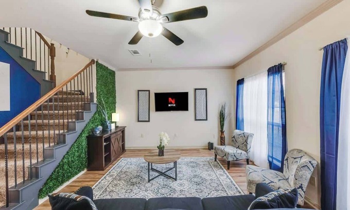 Grand Prairie House | Cozy Townhome: 4 Bedrooms, Six Flags!