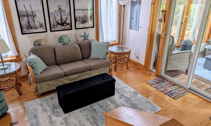 Deep Hole House | Cozy townhome in beautiful Chincoteague with WiFi, AC