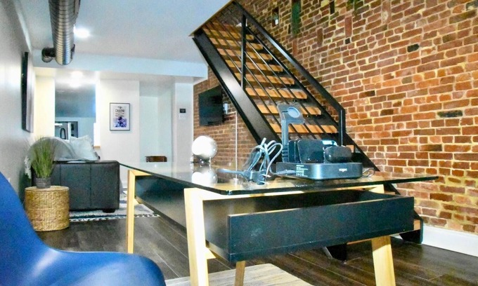 Federal Hill House | Cozy townhome located in Baltimore historic Federal Hill