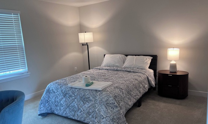 College Park House | Cozy townhome private master bedroom in serene Chillum with AC, WiFi,