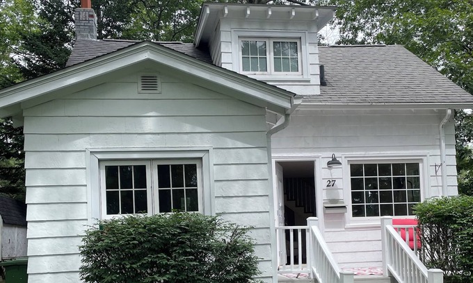 Bedford House | Cozy tranquil retreat in the heart of Bedford (pet friendly)