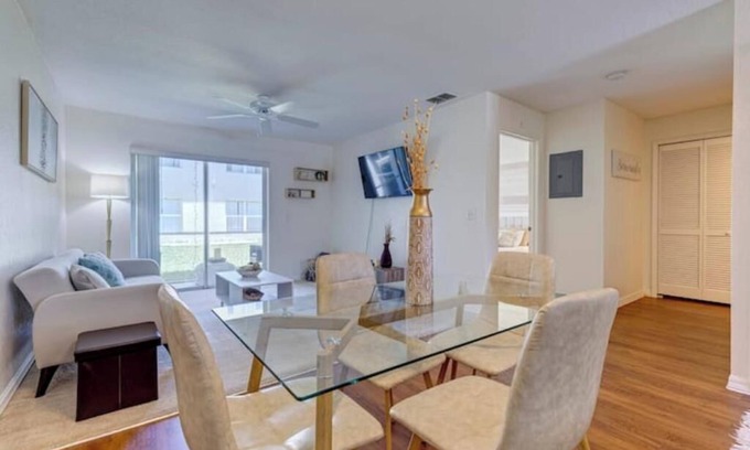 Interchange Square Apartment | Cozy Tropical Home