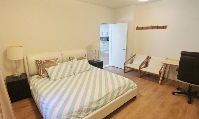 Hollyburn House | Cozy Two-Bedroom Suite Near Beach, Stanley Park, Cypress Mountain, Downtown Van