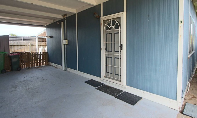 Lakes Entrance House | Cozy Unit with pool just outside and fireplace 2mins drive to beach or town