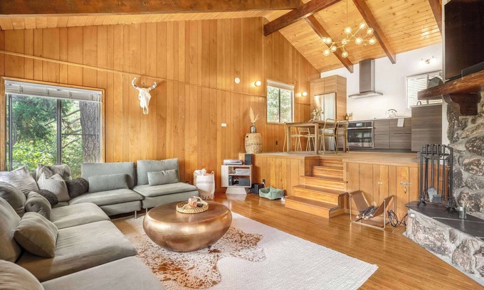 Crestline Cabin | Cozy Updated Cabin w/Views | Walk to Lake Gregory