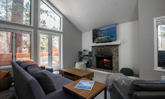 Incline Village Condo | Cozy Updated McCloud Condo - Walk to Lakeshore Drive, Shops & Restaurants