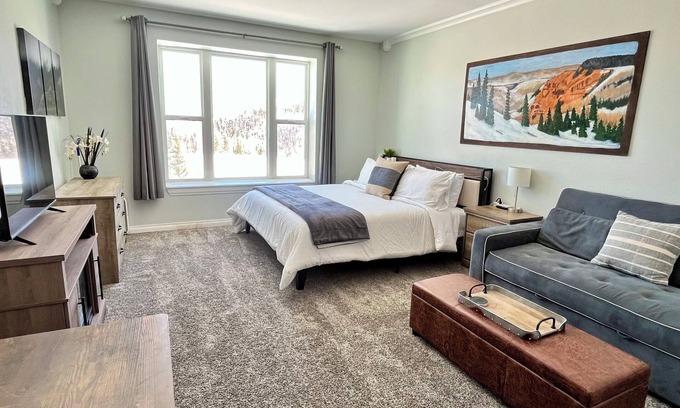 Brian Head Condo | COZY Updated Studio-KING bed, kitchenette-Pool/Spa/Sauna