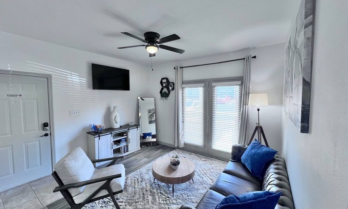 Madison Apartment | Cozy-King 1-bedroom w/pool & gym