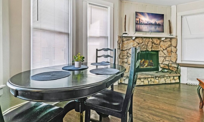 Libertyville Apartment | Cozy W fireplace Near DT Libertyville & Naval Base