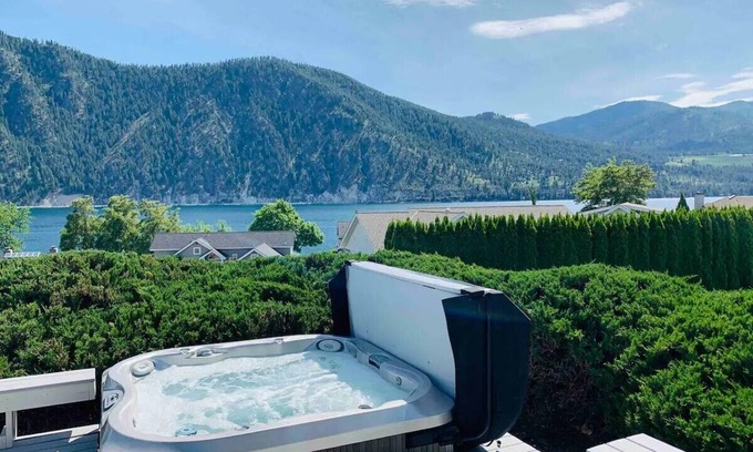 Manson House | Cozy Wapato Point Escape + Hot Tub! Lake views, beach and resort access