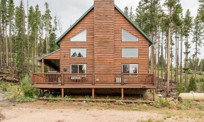 Crystal Lake Cabin | Cozy Woodland Retreat, 4 Beds, Family Friendly