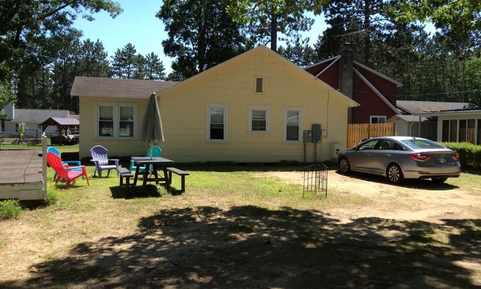 Higgins Lake Cottage | Cozy Yellow Lakefront Cottage