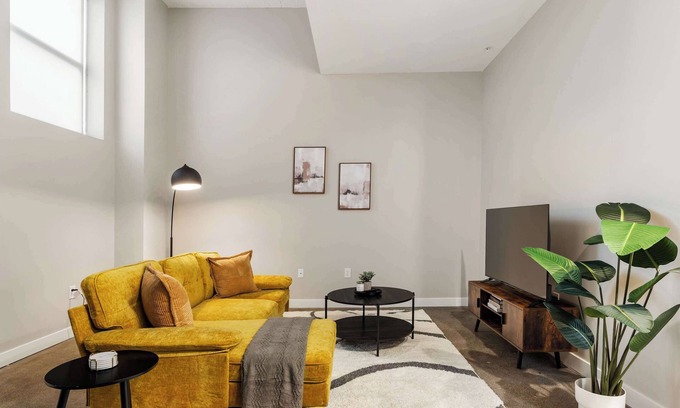Downtown Cincinnati Apartment | CozySuites Modern 1BR | OTR District #04