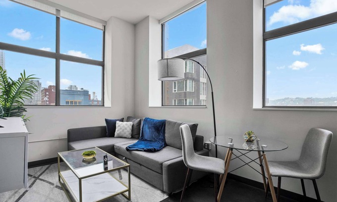 Cultural District Apartment | CozySuites Modern 1BR in Downtown Pitts 12