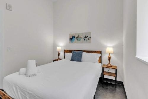 Cultural District Apartment | CozySuites Modern 1BR in Downtown Pitts #21