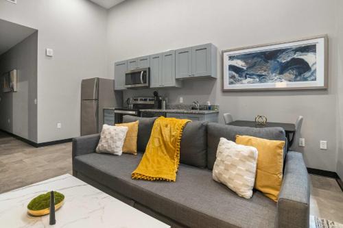 Cultural District Apartment | CozySuites Modern 1BR in Downtown Pitts #2