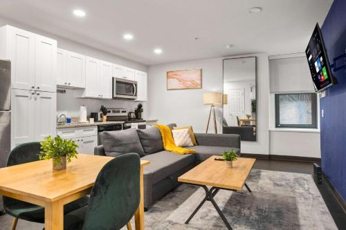 Cultural District Apartment | CozySuites Stunning 1BR in Downtown Pitts #2