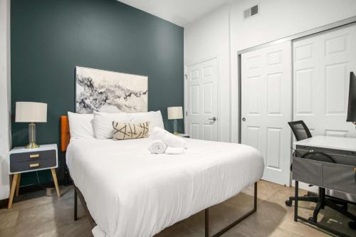 Cultural District Apartment | CozySuites Stunning 1BR in Downtown Pitts 42