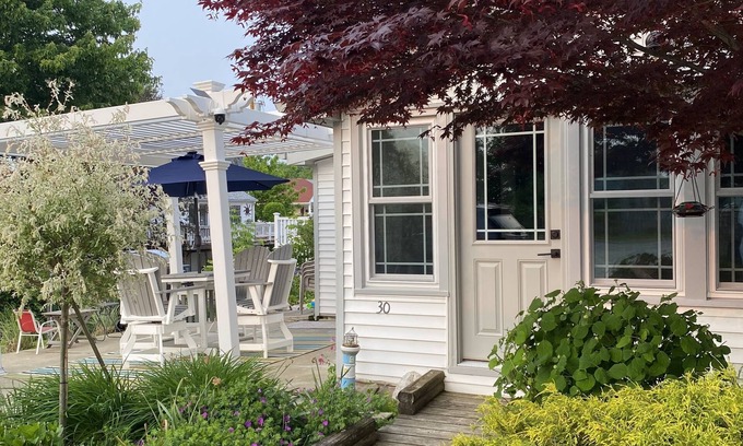 Ashtabula Cottage | CoZzzy Family Cottage on Lake Erie with Crib & Bunks!