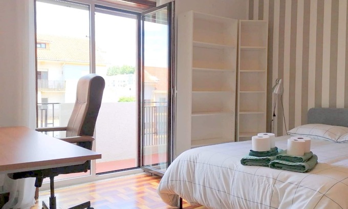 Santo Antonio dos Olivais Cabin | CQ3 ❤️ Cozy Bedroom with Balcony & Double Bed