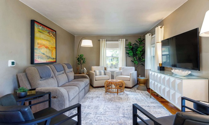 Ames House | ‼️ Crane Haven – Fresh Boutique Stay, Cozy Inside & Out