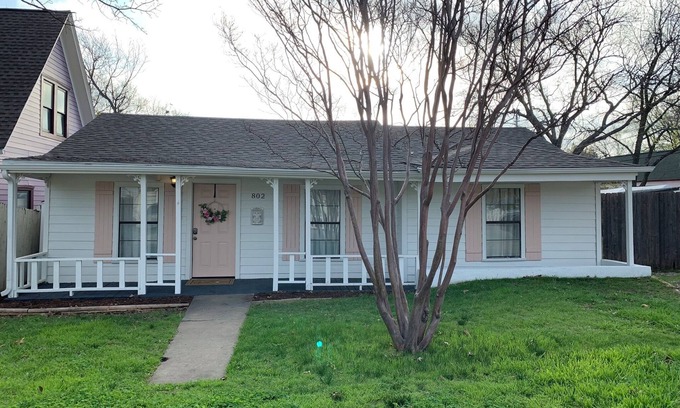McKinney Cottage | Crape Myrtle Cottage in McKinney Historic District