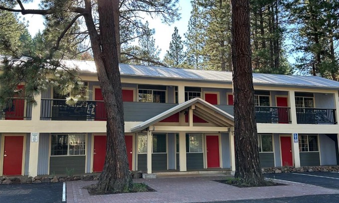 Klamath Lake Hotel | Crater Lake Gateway - Hwy 140