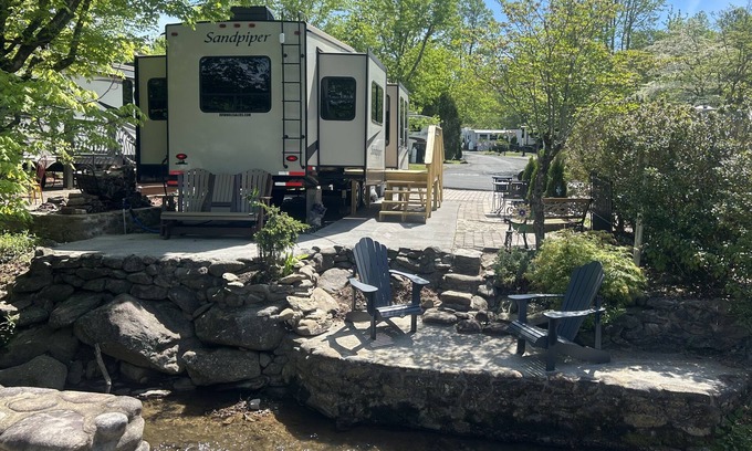 Gatlinburg - Pigeon Forge RV Rental | Creek-side Campsite/Gatlinburg, Pigeon Forge, Smoky Mountains.