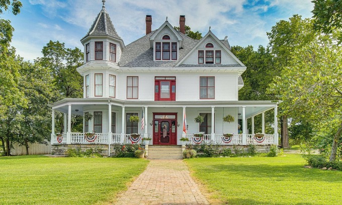 Yellville House | Creekfront Yellville Manor w/Parlors & Fire Pit!
