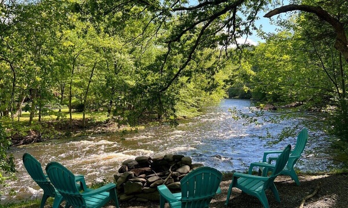 East Stroudsburg Cabin | Creekside Cabin near falls, casino, golf, & more!