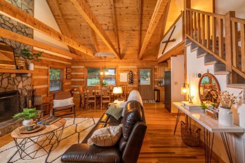 Seven Devils House | Creekside Cabin - Seven Devils,NC - Pet-Friendly, Close to Skiing & Hiking, and the Apline Coaster!