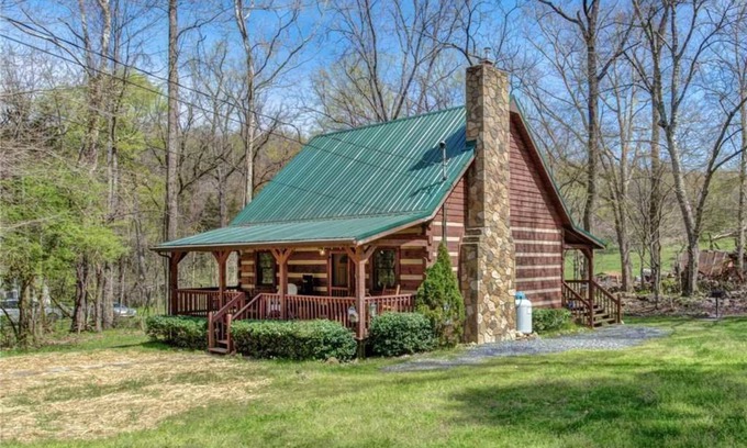 Cosby Cabin | Creekside, Hot Tub, Fire Pit, Fireplace, Quiet, Easy Access