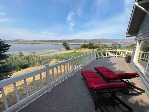 Quincy House | Crescent Bar Waterfront Home- Private Beach, Water Views, Hiking, Golf, Live Concerts