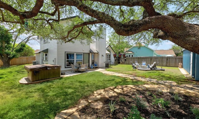 North Buttercup Creek House | 'Crested Oak'-Hot tub! Fire Pit! Game Room! Pet Friendly!