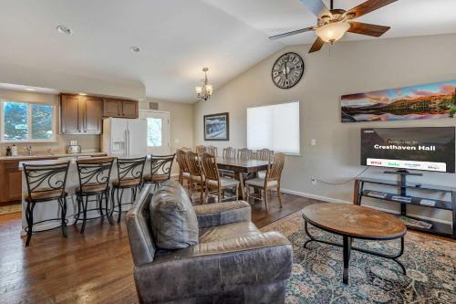 Central Colorado Springs House | Cresthaven Hall 2 Mins to UCCS Family Fun & BBQ