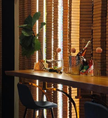 Thapae Hotel | CRIMSON SERIES - Boutique Hotel & Wine Bar