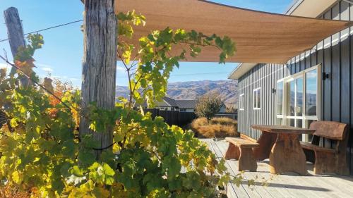 Lowburn House | Cromwell Safari Bach - Holiday Home