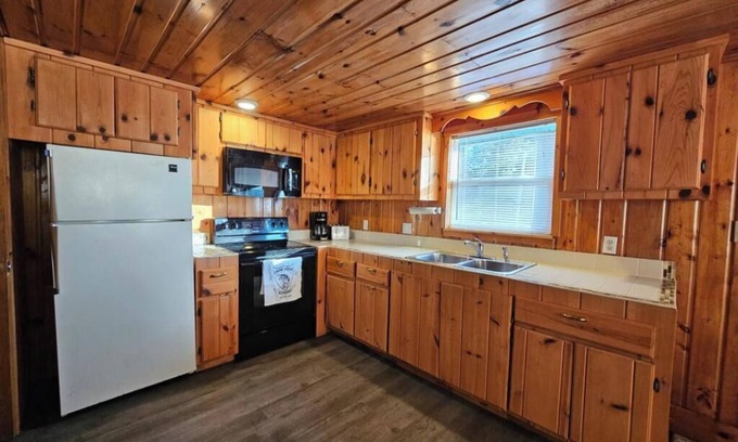Nevis Cabin | Crow Crest Lodge Resort #2 Waters Edge, Stunning Sunsets, Family Getaway