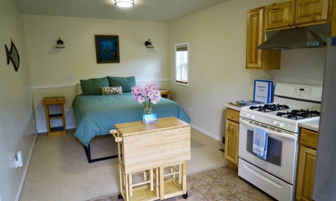 Homer Apartment | CROW'S NEST . near by beach access .studio apartment