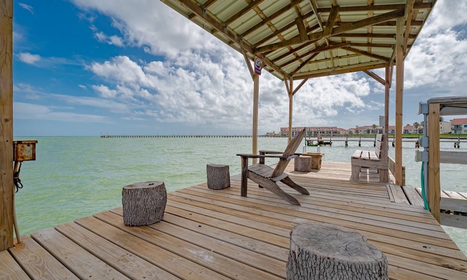 Harbor Oaks House | Crows Nest Bayfront-Waterfront Shared Pier & Beach