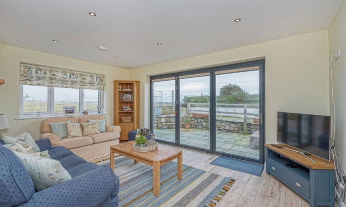 Rhosneigr Cottage | Cryd Y Nant - a bungalow that sleeps 6 guests in 3 bedrooms