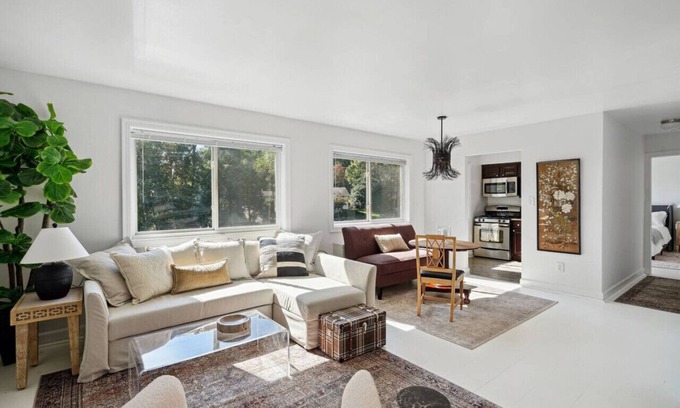 Aurora Highlands Apartment | Crystal City Charm/Free Parking