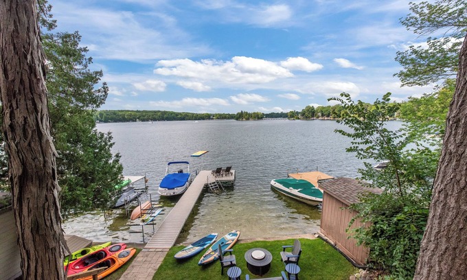 Plymouth House | Crystal Clear Lake, Hot Tub, Kayaks, SUP & Firepit