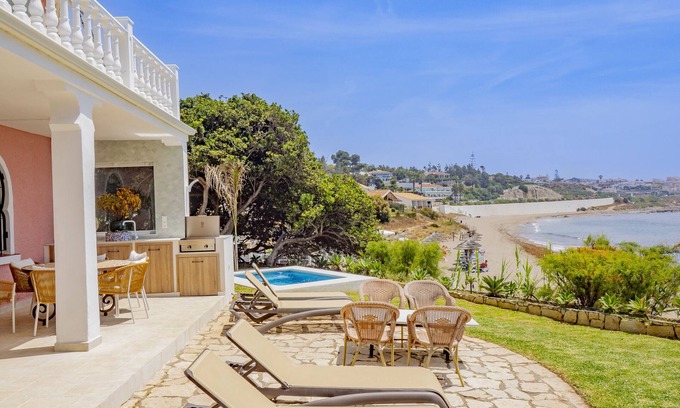 Mijas Villa | Cubo's Beachfront Villa Khayyam/private beach access/private pool/air conditioning/free Wi-Fi