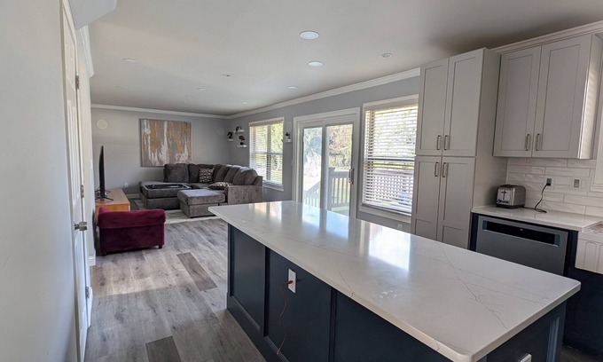 Minerva Park House | cul-de-sec home 4BR 3.5 Baths Sleeps 7 Jacuzzi tub