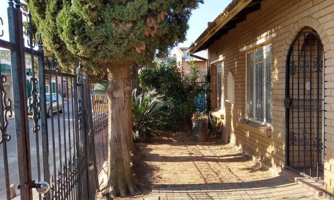 Greater Johannesburg Metropolitan Area House | Cultural Experience in The Heart of Soweto